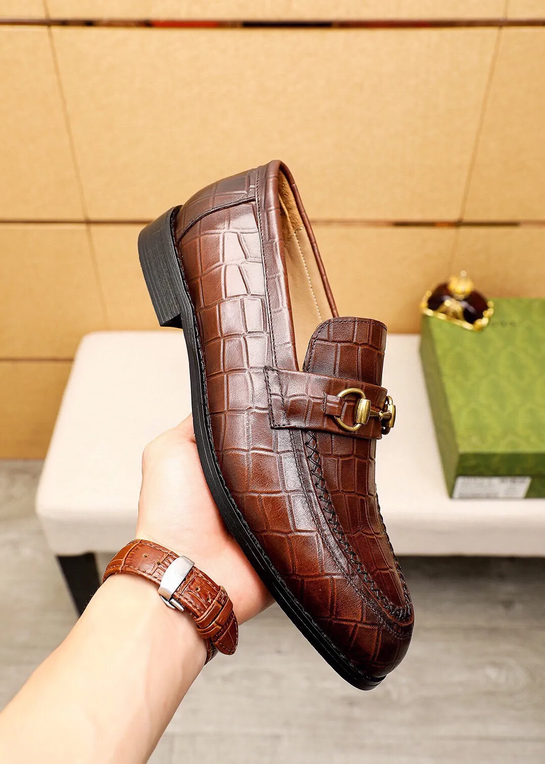 Men's shoes 💰460 💐 Product trademark: GUCCI "Gucci" casual leather shoes Regular size: 38-44 (45🉑️customized) Product materials: Selected imported first-layer calfskin embossed upper + luxury hardware buckle, imported water-dyed cow leather lining. Strong three-dimensional visual effect, combined outsole Color: 2⃣️colors available